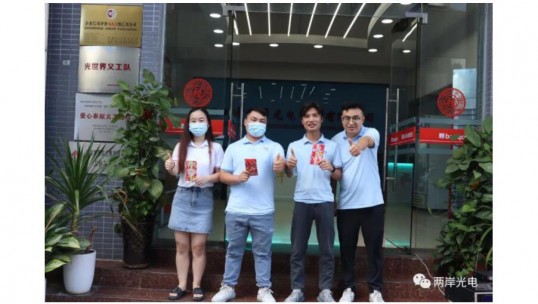 驕陽(yáng)似火掙分忙，盛夏如爐勢(shì)頭旺。